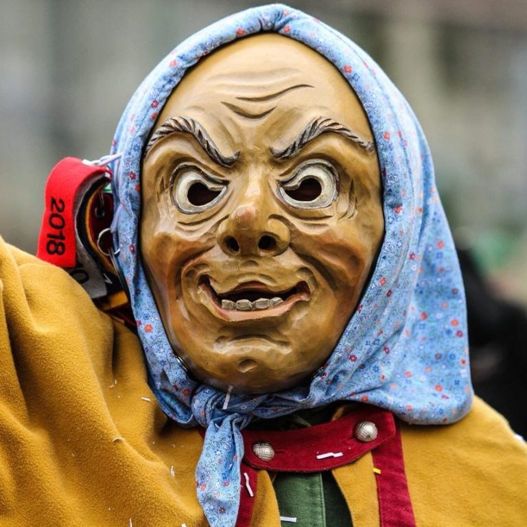 Riffelweible Maske